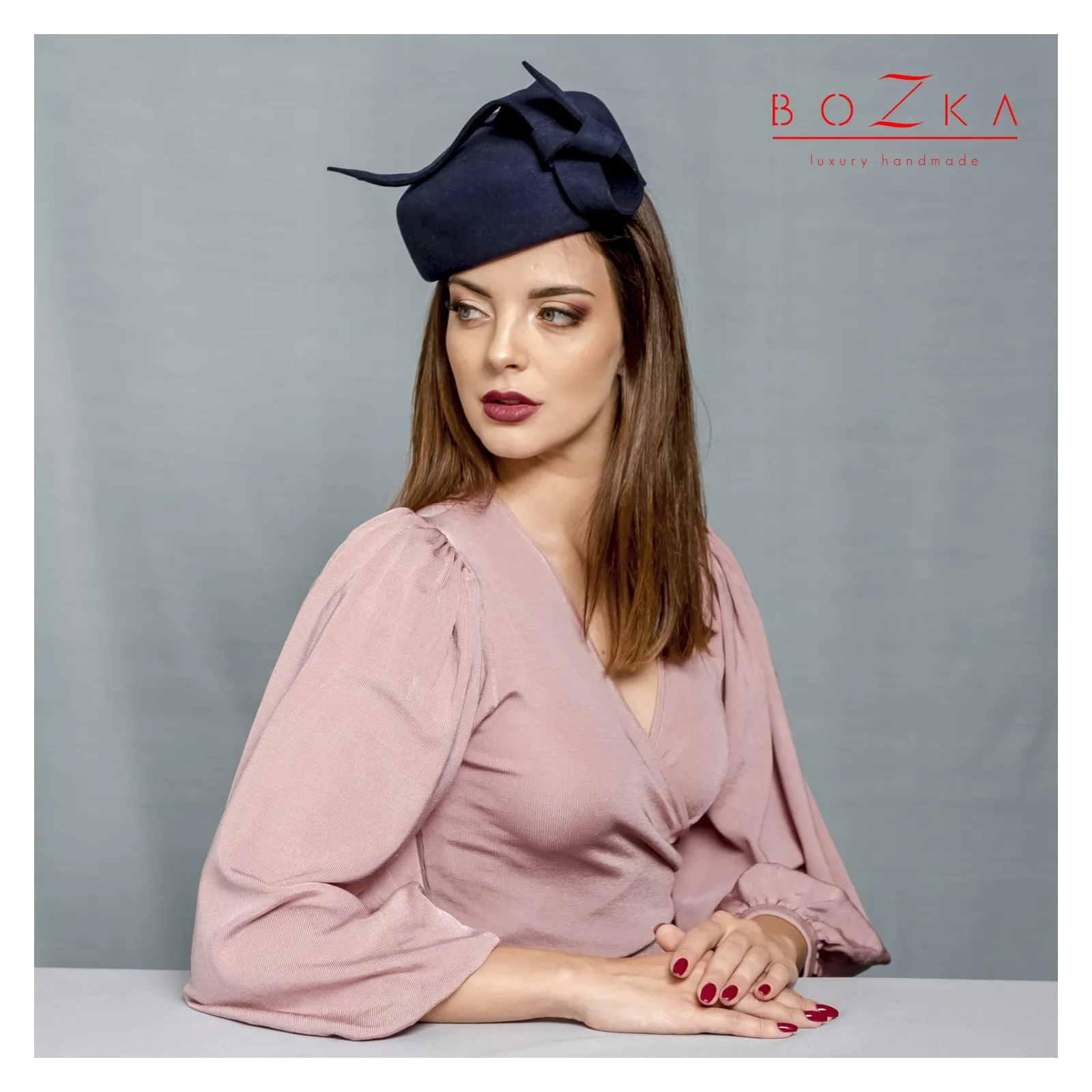 Elegancki nakrycie głowy, wizytowy toczek.