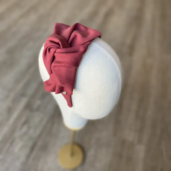 Szeroka opaska z kokardą w kolorze bordowym Szeroka opaska z kokardą w kolorze bordowym