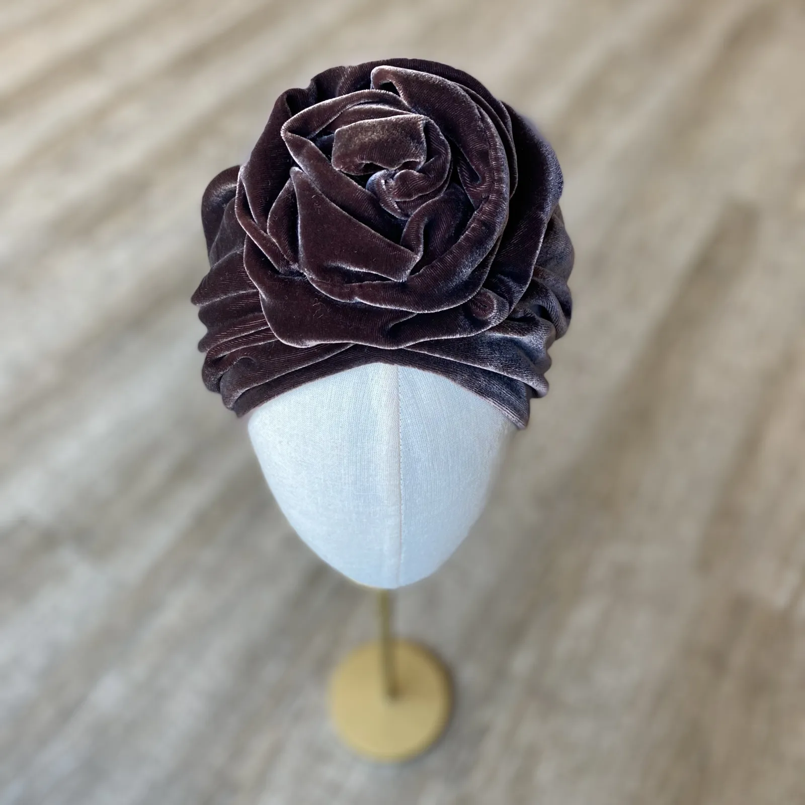 Elegancka czapka turban aksamitna, jedwabna brąz taupe