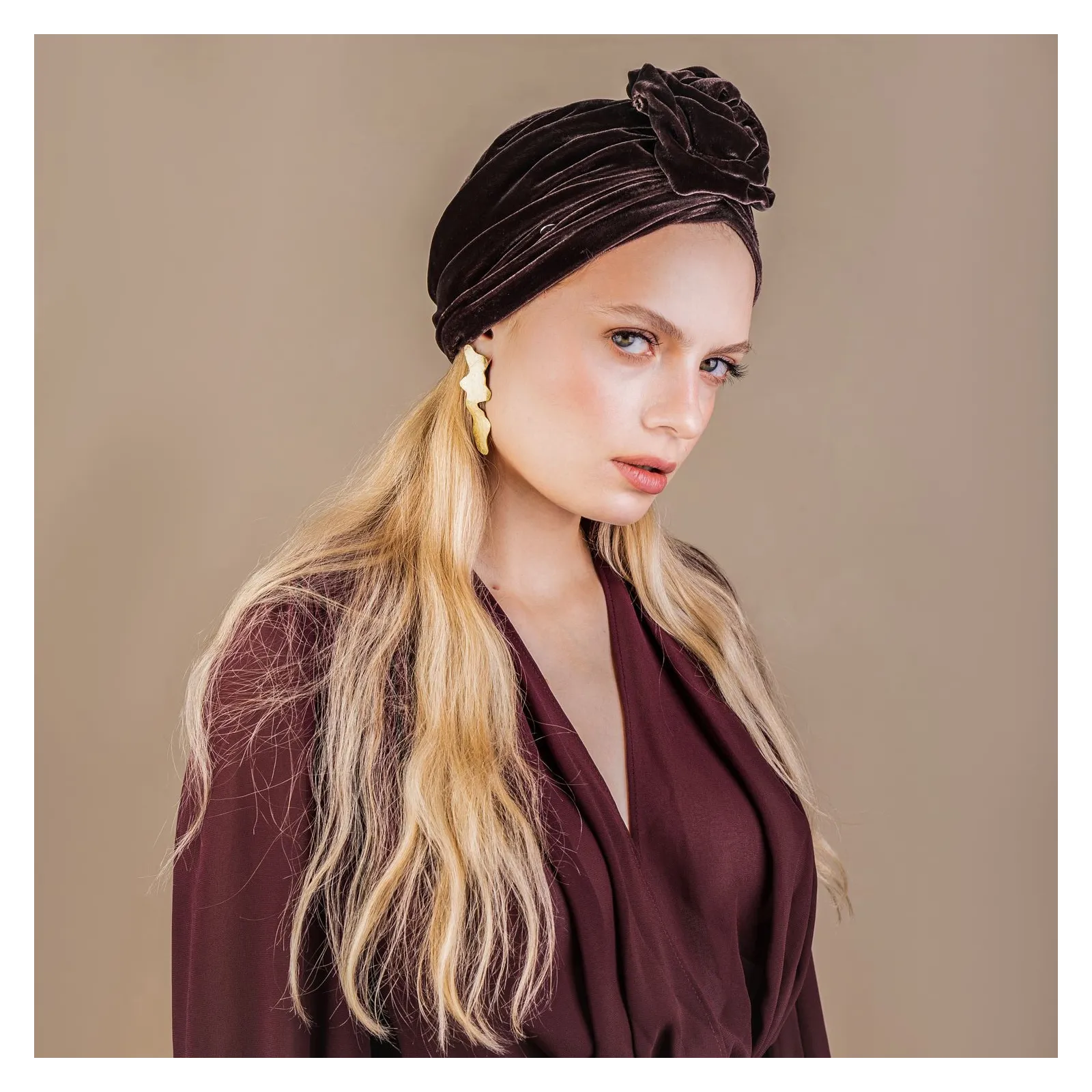 Elegancka czapka turban aksamitna, jedwabna brąz taupe