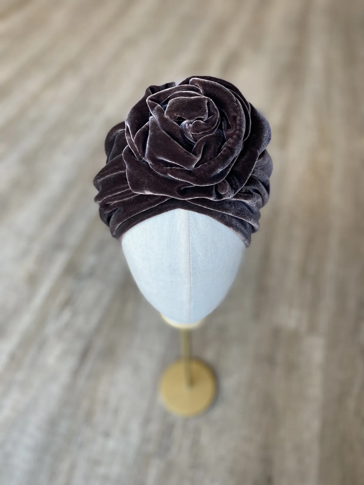 Elegancka czapka turban aksamitna, jedwabna brąz taupe