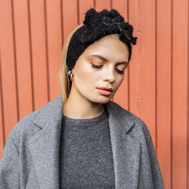 Szeroka opaska na głowę elegancko zdobiona z koralikami