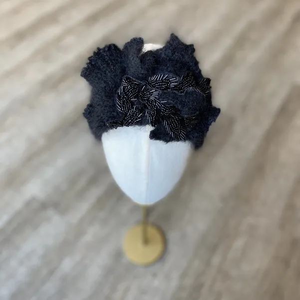 Szeroka opaska na głowę elegancko zdobiona z koralikami