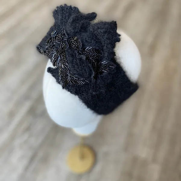 Szeroka opaska na głowę elegancko zdobiona z koralikami