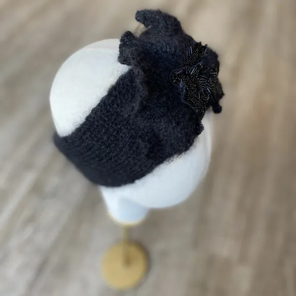 Szeroka opaska na głowę elegancko zdobiona z koralikami