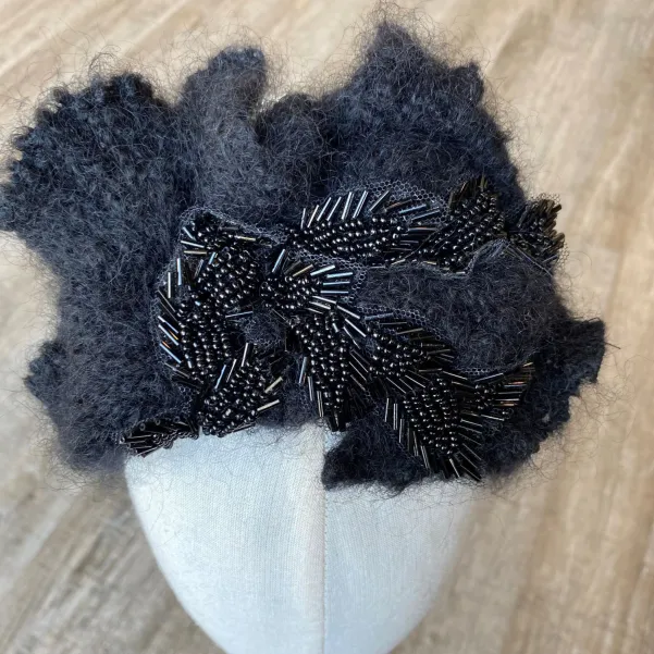 Szeroka opaska na głowę elegancko zdobiona z koralikami