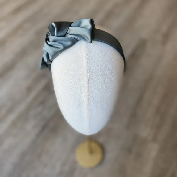 Satynowa opaska damska z kokardą oliwkowa