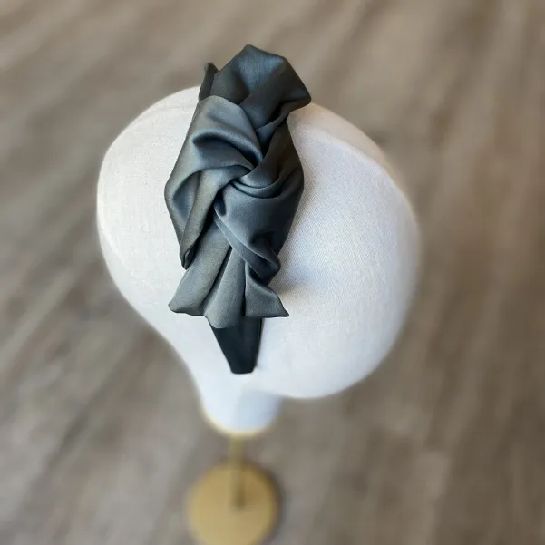 Satynowa opaska damska z kokardą oliwkowa