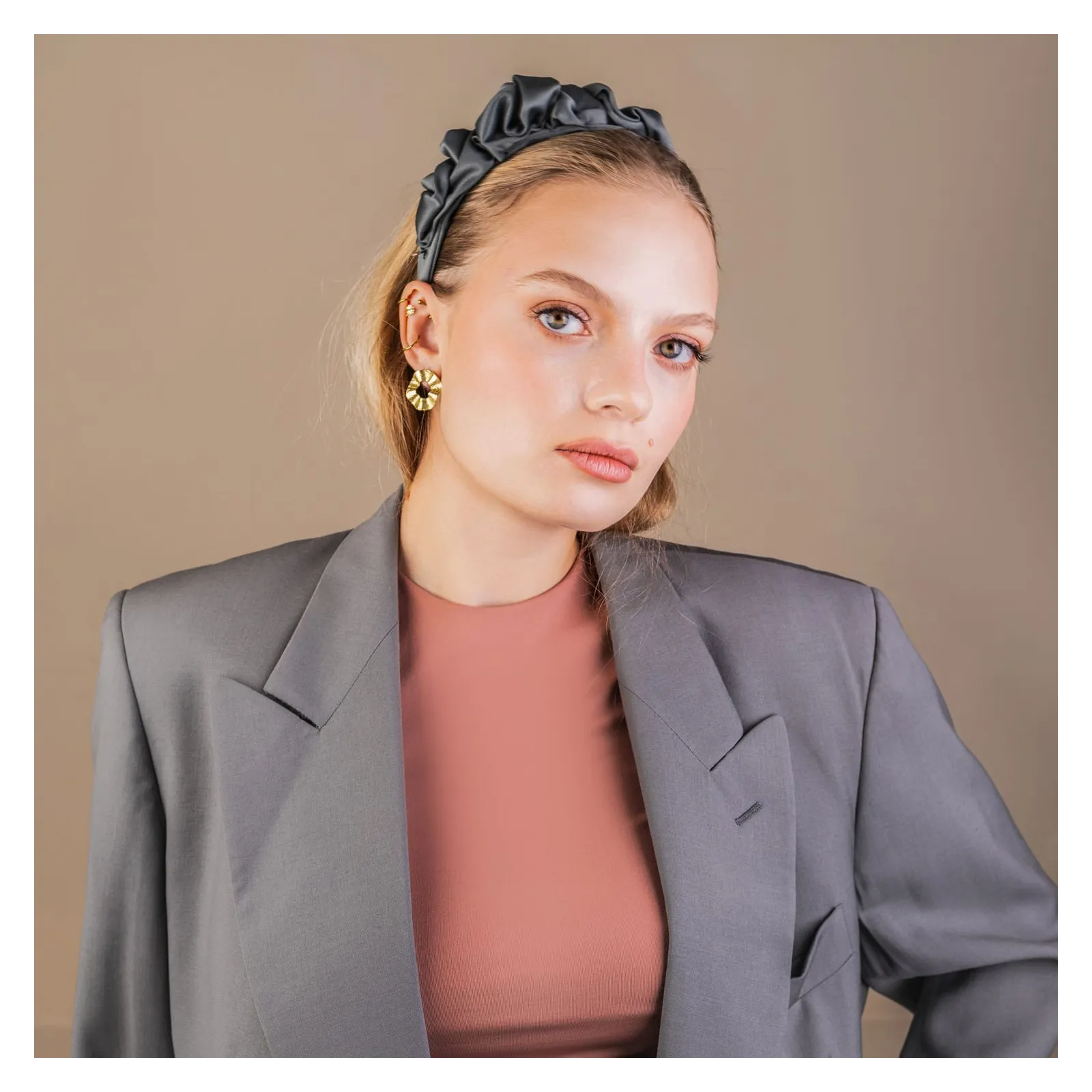 Elegancka opaska damska satynowa oliwkowa