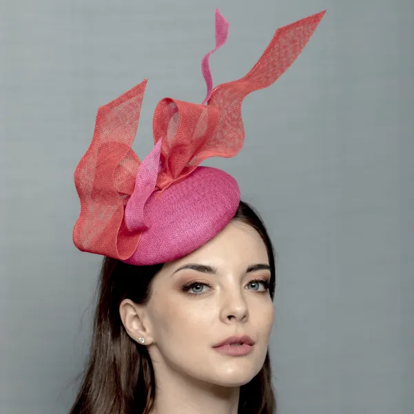 Ekstrawaganckie nakrycie głowy w soczystych kolorach.