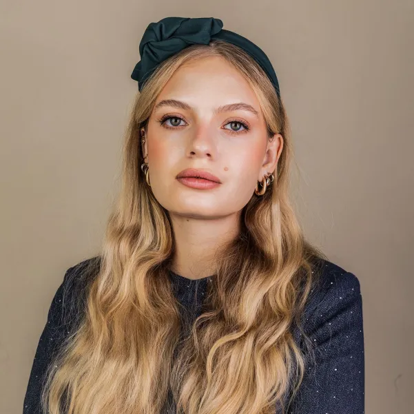 Kobieca opaska z artystyczną kokardą butelkowa zieleń