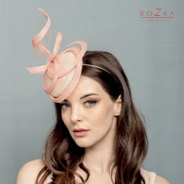 Nakrycie głowy w odcieniu łososiowego różu.