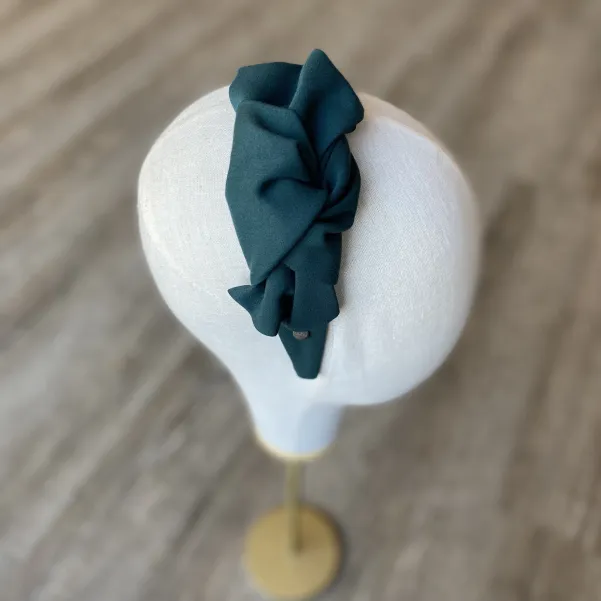 Kobieca opaska z artystyczną kokardą butelkowa zieleń