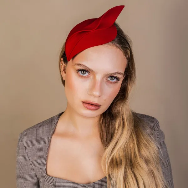 Czerwony toczek z filcu wełnianego z kokardką