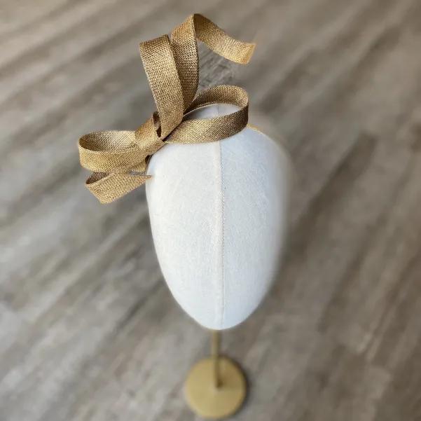 Złoty przestrzenny fascynator