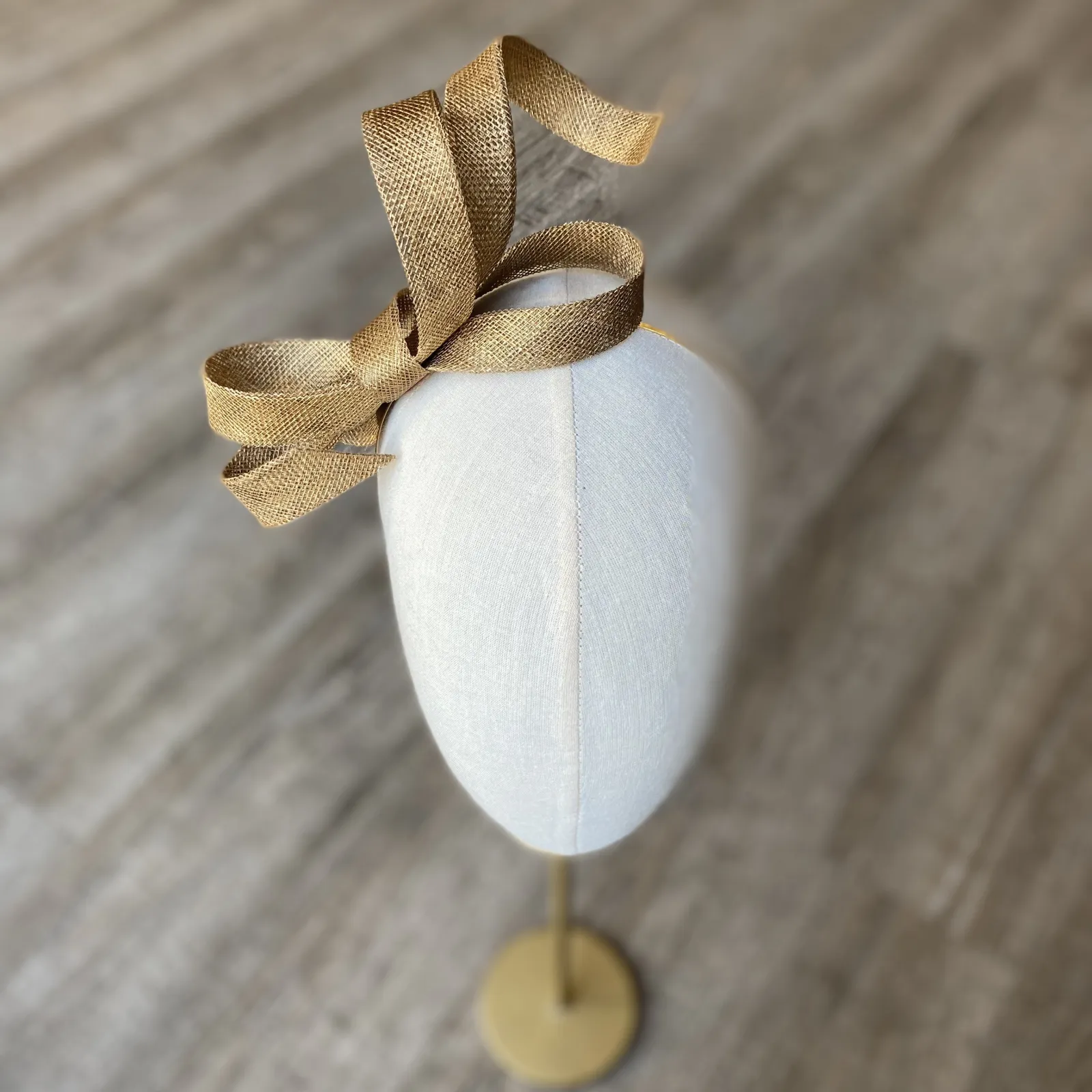 Złoty przestrzenny fascynator