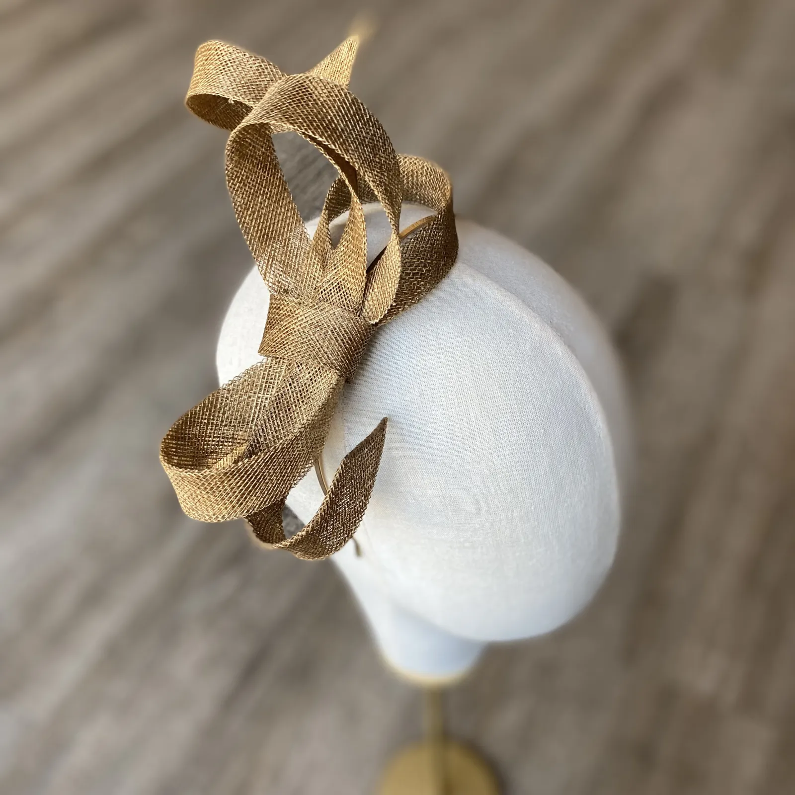 Złoty przestrzenny fascynator