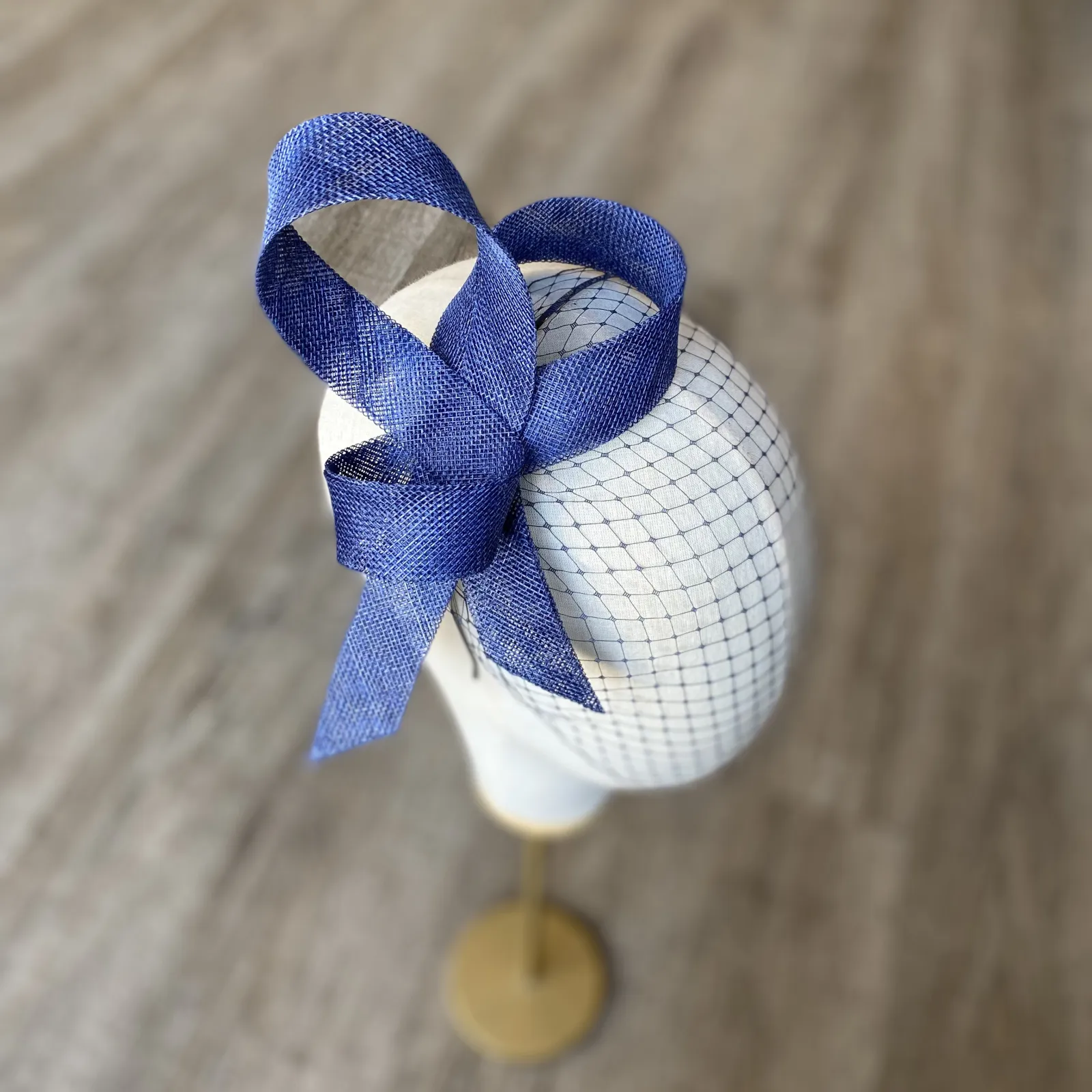 Granatowy przestrzenny fascynator