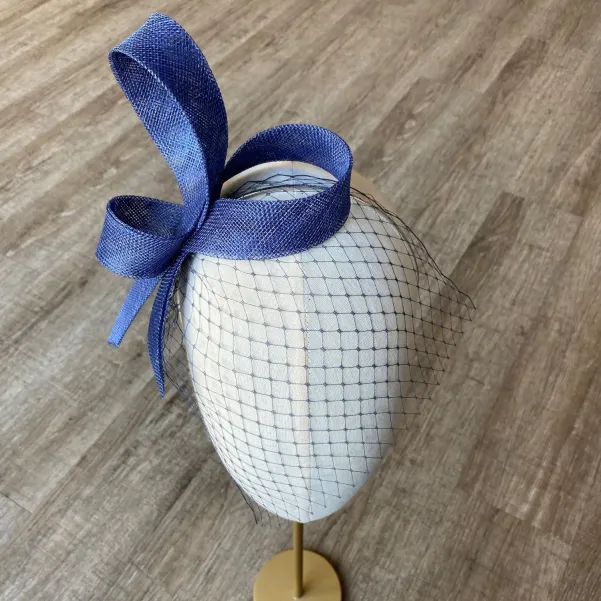 Granatowy przestrzenny fascynator