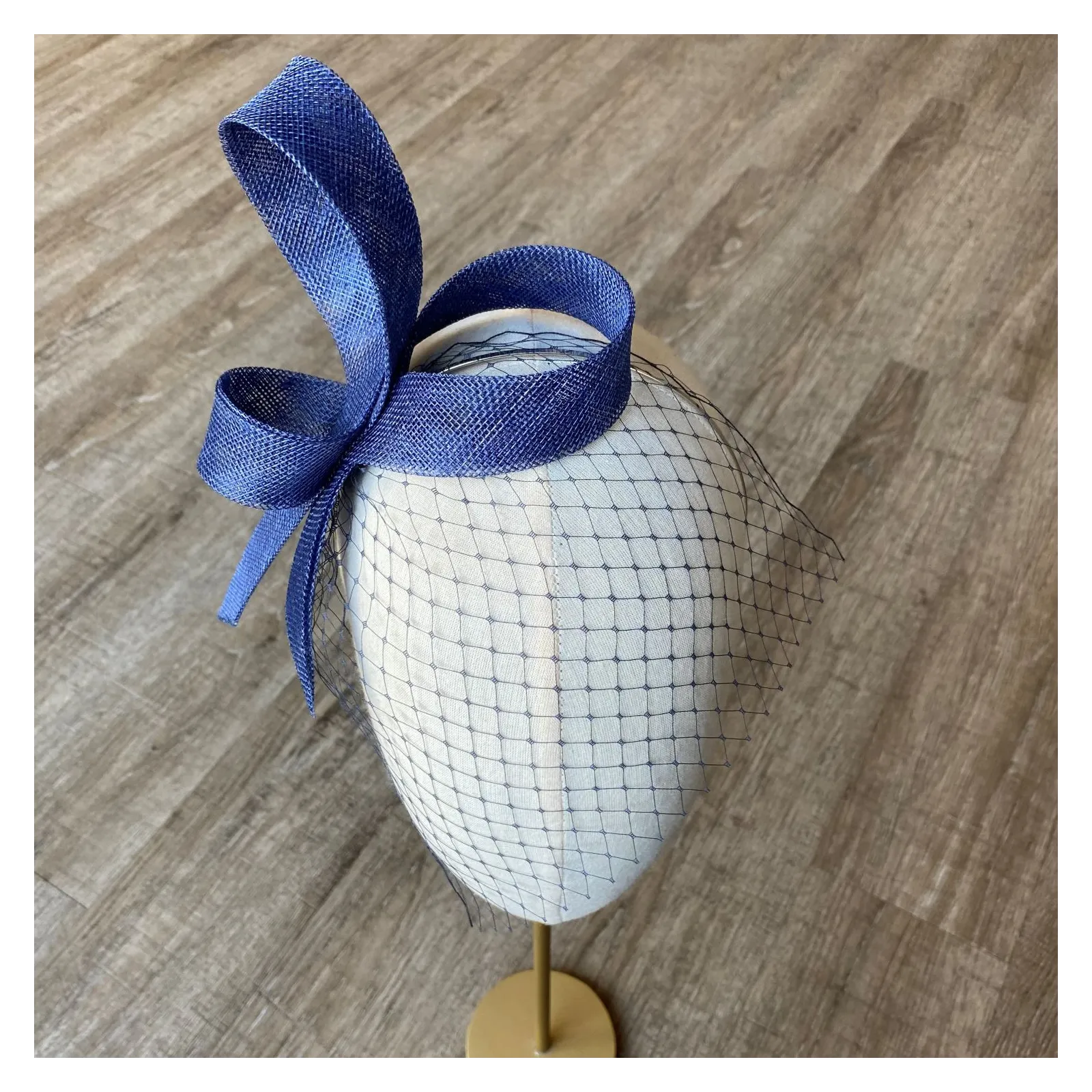 Granatowy przestrzenny fascynator