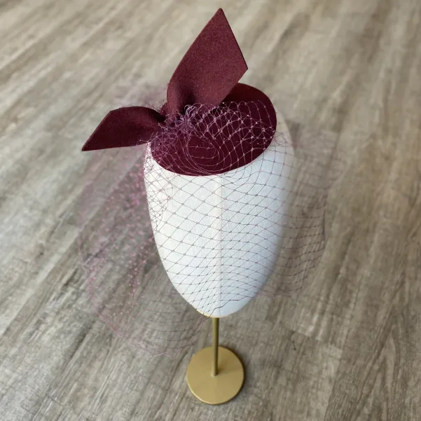 Bordowy niewielki toczek z nietypową kokardką i woalką