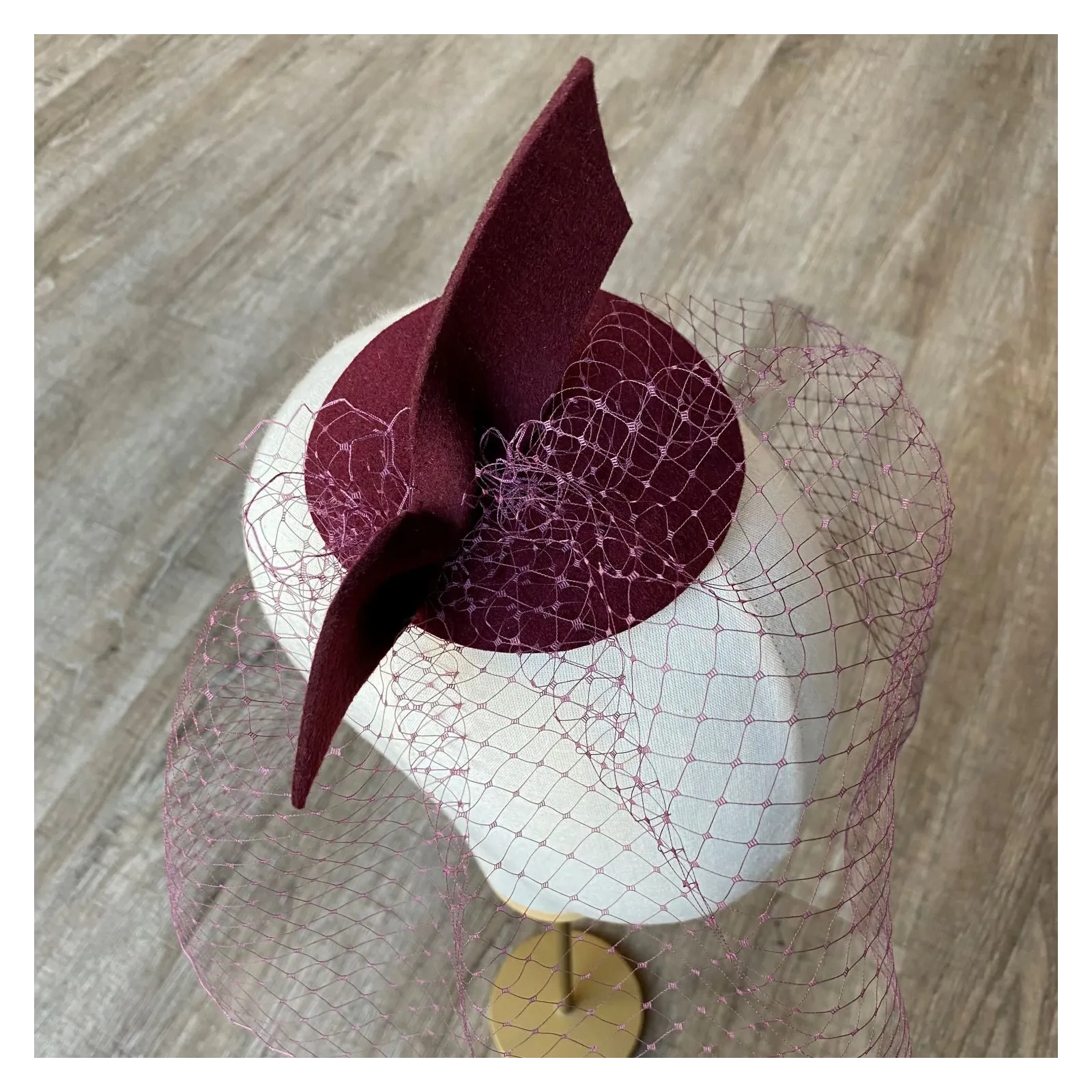 Bordowy niewielki toczek z nietypową kokardką i woalką