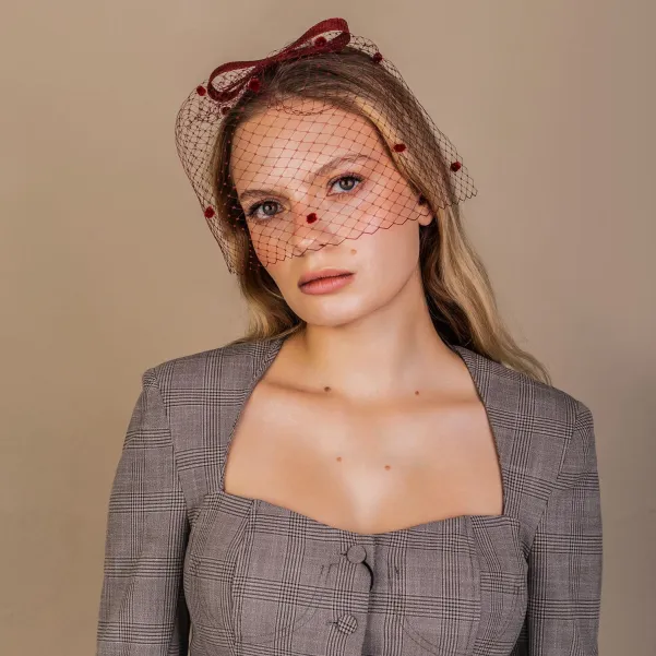 Bordowa ozdoba na grzebyku z nakrapianą woalką i kokardą