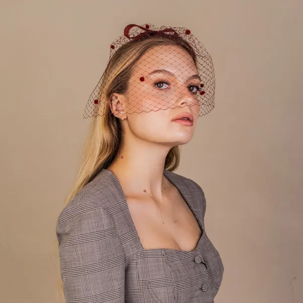 Bordowa ozdoba na grzebyku z nakrapianą woalką i kokardą