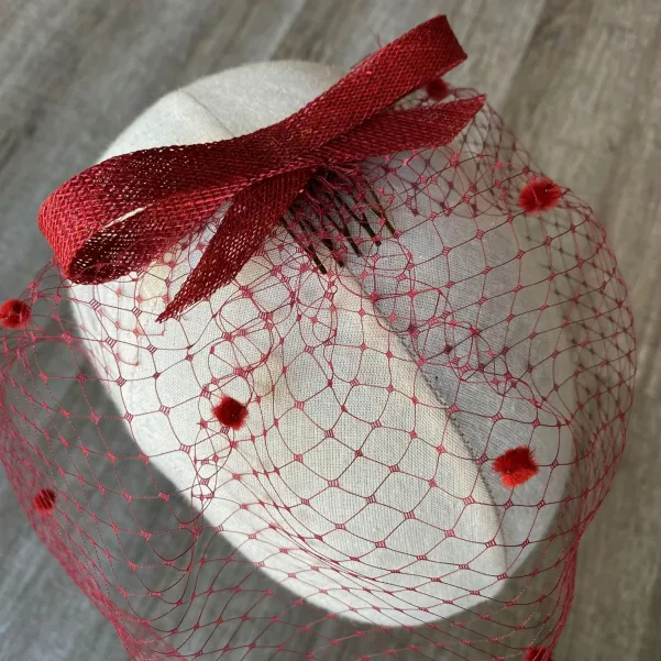 Bordowa ozdoba na grzebyku z nakrapianą woalką i kokardą