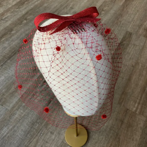 Bordowa ozdoba na grzebyku z nakrapianą woalką i kokardą