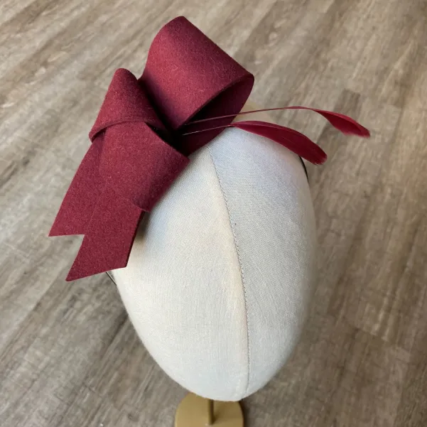 Bordowa filcowa nieregularna kokarda z piórkami