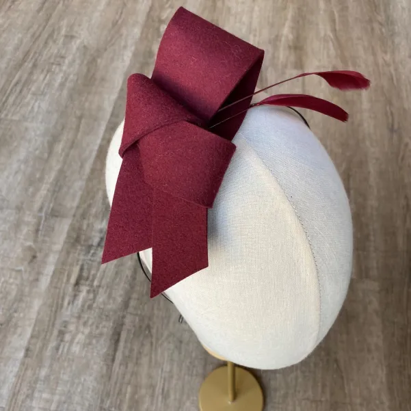 Bordowa filcowa nieregularna kokarda z piórkami