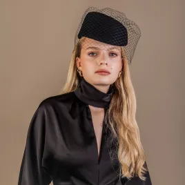 Asymetryczny elegancki czarny toczek z woalką na oczy.