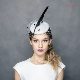 Czarno-biały ślubny toczek.