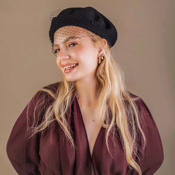 Czarny wełniany beret z woalką i kryształkami