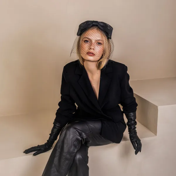 Czarna opaska z dużą kokardą i woalką Czarna opaska z dużą kokardą i woalką