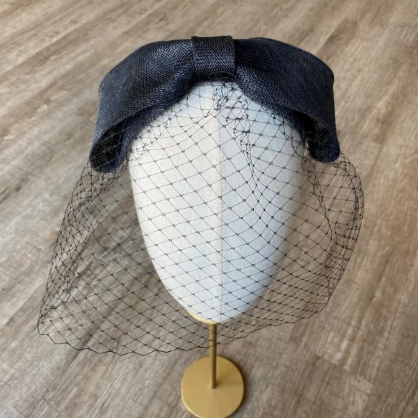 Czarna opaska z dużą kokardą i woalką Czarna opaska z dużą kokardą i woalką