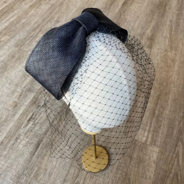 Czarna opaska z dużą kokardą i woalką Czarna opaska z dużą kokardą i woalką