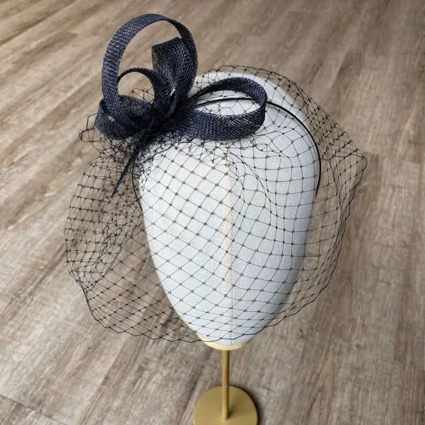 Wieczorowa czarna ozdoba do włosow z woalką. Wieczorowa czarna ozdoba do włosow z woalką.