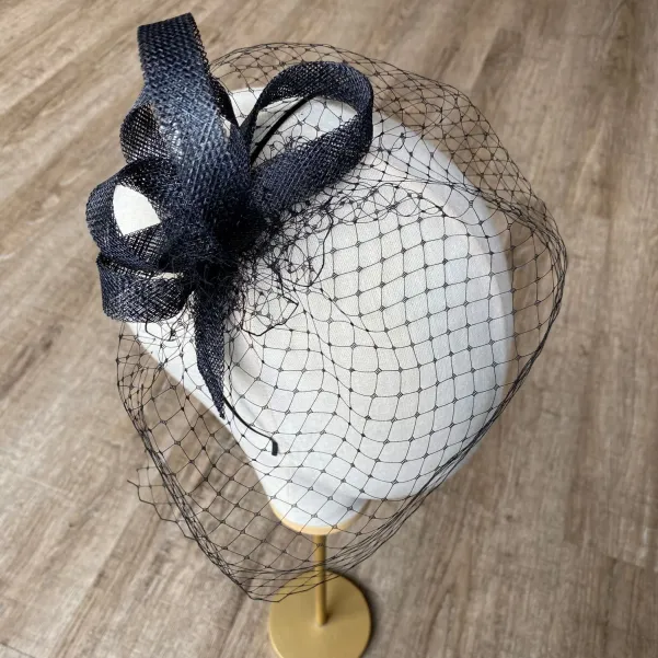 Wieczorowa czarna ozdoba do włosow z woalką. Wieczorowa czarna ozdoba do włosow z woalką.