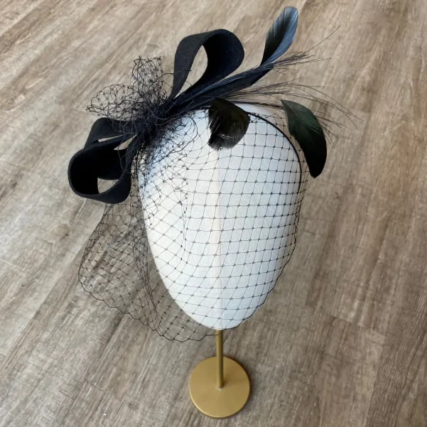 Czarna ficowa ozdoba do włosów z piórkami i woalką w kropki.