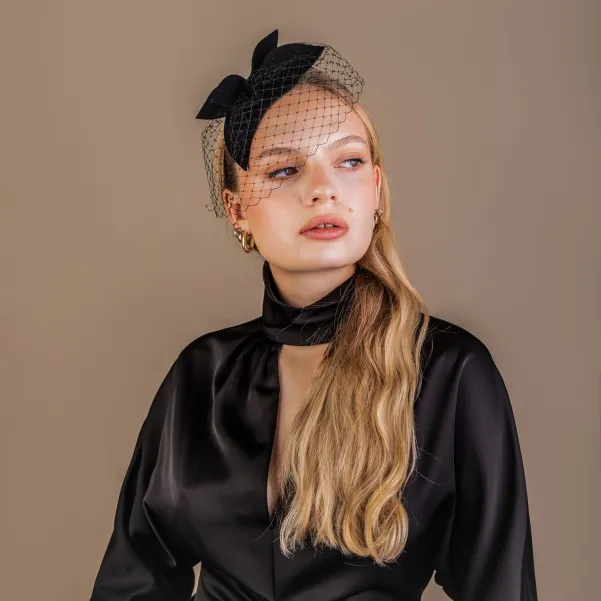 Czarna opaska z mini gustowną ozdobą i woalką Czarna opaska z mini gustowną ozdobą i woalką