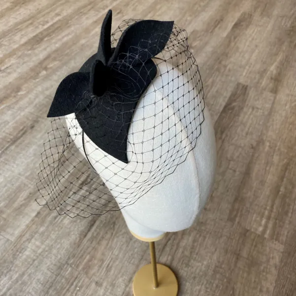 Czarna opaska z mini gustowną ozdobą i woalką Czarna opaska z mini gustowną ozdobą i woalką