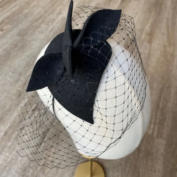 Czarna opaska z mini gustowną ozdobą i woalką Czarna opaska z mini gustowną ozdobą i woalką