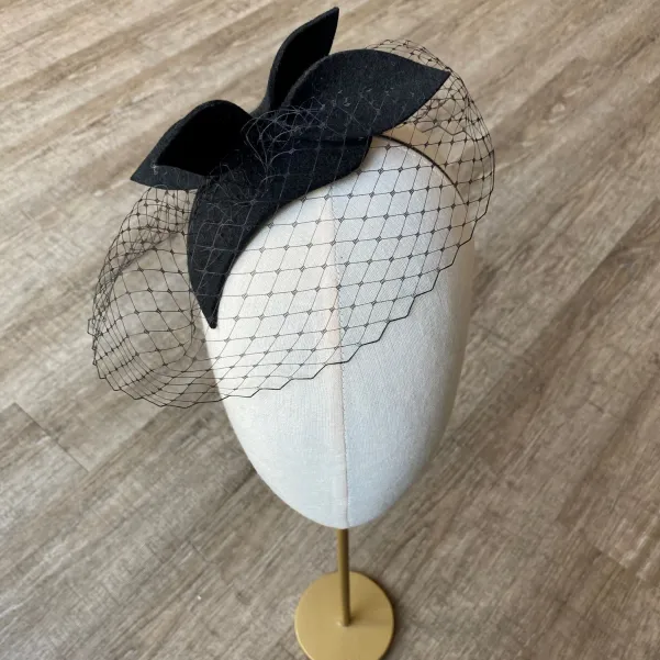 Czarna opaska z mini gustowną ozdobą i woalką Czarna opaska z mini gustowną ozdobą i woalką