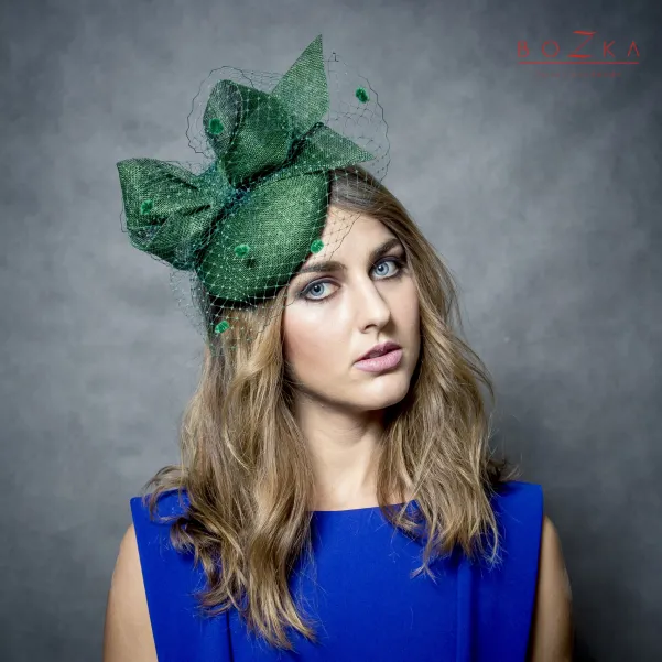 Wizytowy toczek na głowę z woalką w kolorze butelkowej zieleni.