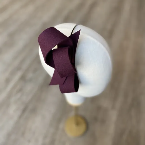 Bordowa filcowa ozdoba na głowę na opasce.