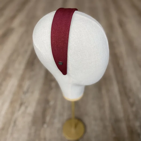 Delikatnie błyszcząca opaska w kolorze bordowym