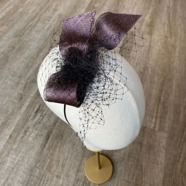 Wytworna ozdoba do włosów nieoczywisty brąz z woalką Wytworna ozdoba do włosów nieoczywisty brąz z woalką