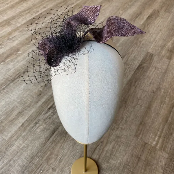 Wytworna ozdoba do włosów nieoczywisty brąz z woalką Wytworna ozdoba do włosów nieoczywisty brąz z woalką